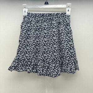 Gisly Lau Size XS Black White Flowers All Over Pattern Waist 24" Length 15.5"